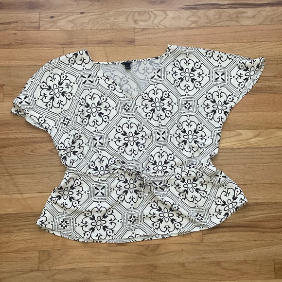 Ann Taylor Tops - Ann Taylor women’s blouse  cream/black size large